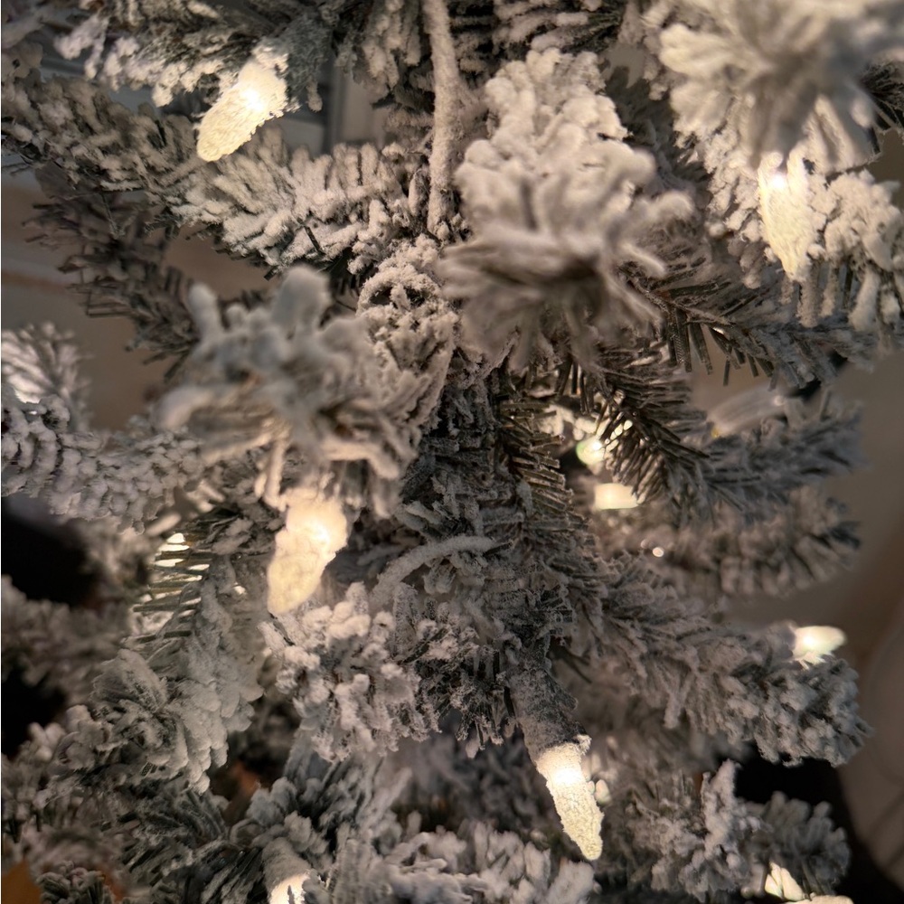 Frontgate Pre-Lit Flocked Alpine Tree - NWT - Picture 14 of 16